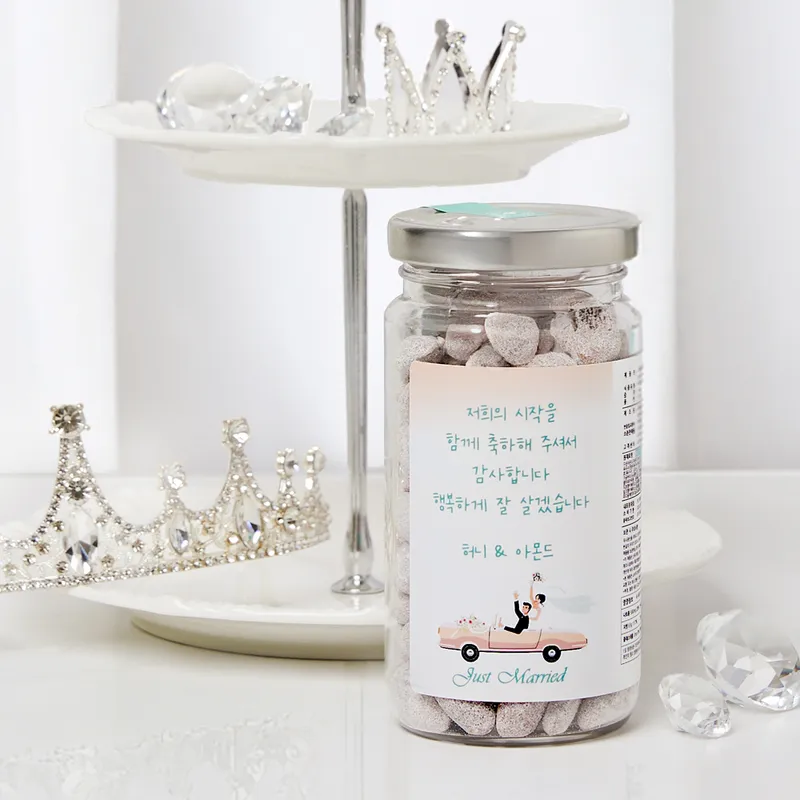 'Just Married' 웨딩카 일러스트 라벨이 붙은 허니버터아몬드 답례품 보틀
